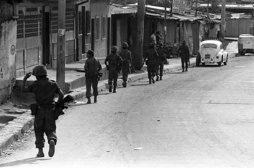 Salvadoran army soldiers search for guerrilleros, San Salvador, 1982