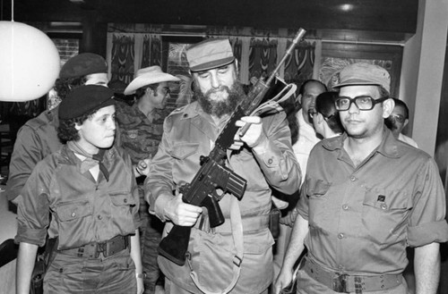 Fidel Castro holds a rifle, Havana, 1980 — Calisphere