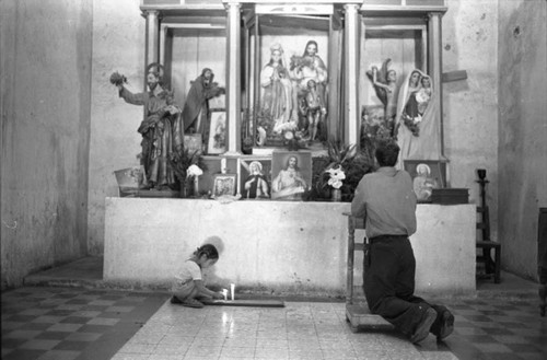 A man prays inside a church, Perquín, 1983