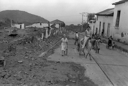 Civilians walk next to destroyed buildings, Berlín, 1983