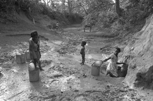 Women collecting water, San Basilio de Palenque, 1977