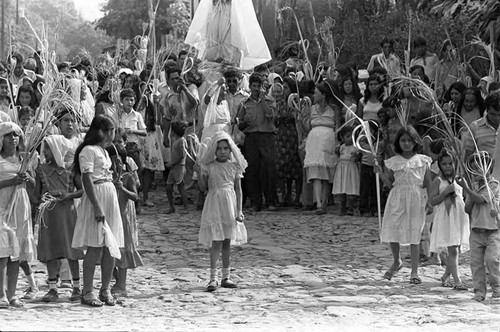 Large Palm Sunday procession, San Agustín, Usulután, 1982