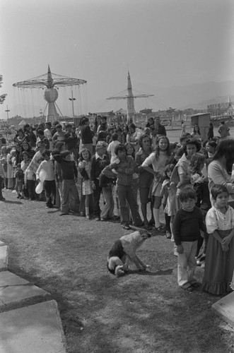 A long line, Tunjuelito, Colombia, 1977