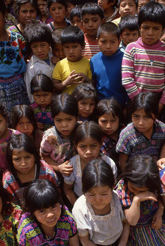 School children huddle together, Zaragoza, 1982