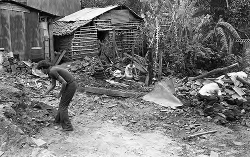 Residents rebuilding, Berlín, Usulután, 1983