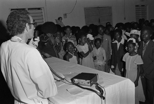 Father Dionisio celebrating multiple weddings, San Basilio del Palenque, ca. 1978