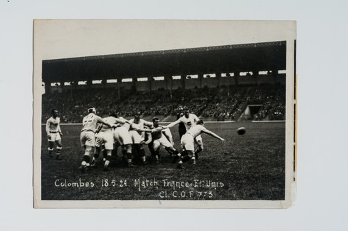 France versus United States at Colombes: Players in Scrum