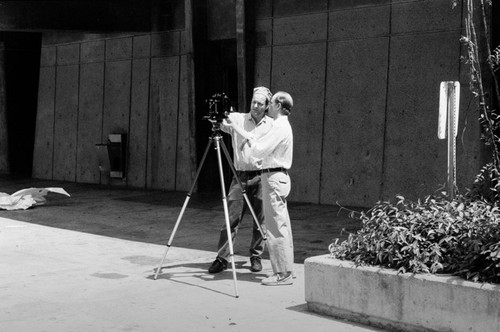 Phel Steinmetz demonstrating 4x5 camera to Allan Sekula