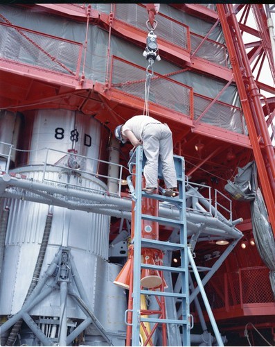 PictionID:43057131 - Catalog:14_003907 - Title:Escape Tower Details: Erection and Mating of Escape Tower on Capsule VIII 08/14/1961 - Filename:14_003907.TIF