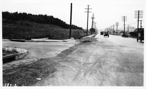 Excavation along Sunset Boulevard at Edgemont Street intersection showing very decided bump, Los Angeles, 1922