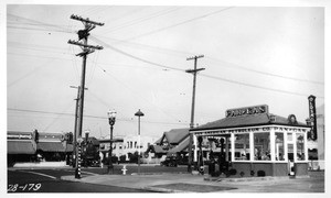 Looking northeasterly from Gramercy Place through southeast corner of Washington Boulevard and Gramercy Place, Los Angeles, 1928