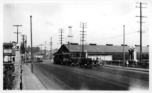 Congestion at east end of Seventh Street viaduct over the Los Angeles River caused by closed crossing gates, Los Angeles, 1923