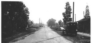 Grade crossing Oak Avenue over Santa Fe Main Line, Pasadena, from north side of tracks looking south along Oak Avenue and across grade crossing, Los Angeles County, 1927