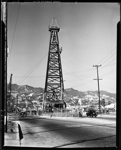 Oil derrick in center of street, Beverly Hills, 1940