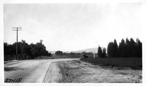 Intersection of Osborne and Payton Avenues southwest of Pacoima looking northerly showing obstructed vision on account of Cedar hedge, Los Angeles, 1927