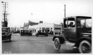 Traffic passing "Magic Circle" at Wilshire and Western, Los Angeles, 1922