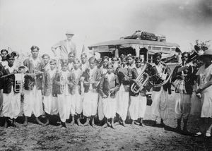 Santal Parganas, Nordindien. Kaerabani Skoles Drengeorkester på besøg i Narainpur, 9.marts 1931. Til venstre: David Jha, Bernhard Helland. Til højre: Muriel Helland, Jakob O. Soren