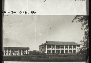 Mittelschule Kaying. Mittelschule Lehrergebäude / Neubau v. Süden