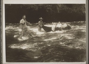 Die Ruderer können in dem Reissenden Wasser kaum stehen