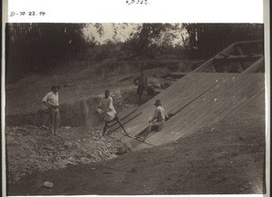 Ausgang eines Goldschachtes (m. Deckel). Goldhaltiges Gestein - Wegwerfer - Aufseher - Empfänger (aus dem Schacht)