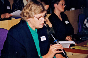 DSM Landsmødet på Nyborg Strand, 1999. Tidligere missionær i Nordindien og Bangladesh, Grethe Madsen, taler til forsamlingen