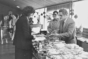 DSM Landsmødet i Aarhus, 1983. Fra salg af te. Til højre: Leder af MissionensTehandel, Niels Iver Brogaard Andersen