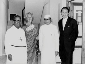 Fra indvielsen af det nye kristne kvindehostel i Madras/Chennai, 3. marts 1973. Fra venstre: Præsident i Arcot Lutherske Kirke, pastor Dorairaj Peter, missionær Helga Olesen, guvernøren over Tamil Nadu, K. K. Shah, den danske ambassadør i New Delhi, Henning Halck