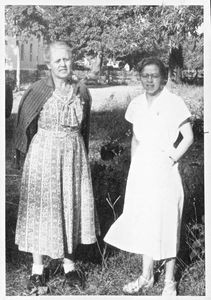 Nordindien, Santal Parganas. DSM missionær, Helene Rømer (tv) og den norske missionær, Edle Marie Sigurdsen (th), Mohulpahari, 1953