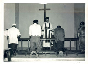 Den sydarabiske Kirke, altergang ved Verner-Tranholm MIkkelsen. Foto anvendt 1968The South Arabian Church, communion. Photo used in 1968