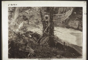 Hängebrücke über den Wasserfall des Nkam. Bombe-Gebiet