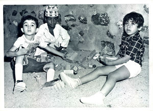 Vi leger med træklodser. Dem får vi fra en trævarefabrik. Skolen i Muscat 1978Playing with building blocks. We get them from a woodworks factory. School in Muscat 1978