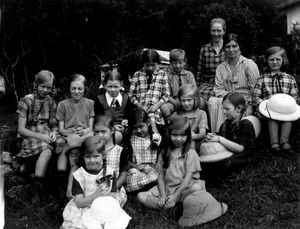 De første 12 børn på den danske skole i Kotagiri.Juli 1929. Bagerst fra venstre:Ragnhild Bindslev f. 30.12.1916. Johanne Theill f. 18. 06.1918. Margrethe Bindslev f. 28.07.1918. Edith Andersen f. 07.06.1920, datter af Anders Andersen. Karl Henry Andersen f.11.03.1919, søn af Anders Andersen. Kirstine Hermansen, Agnete Rascher. Käthe Andersen f.17.12.1927, datter af Anders Andersen.Forrest fra venstre: Yrsa Brisson f. 14.08.1923, datter af Pollux Brisson. Bodil Brisson f.18.12.1920, datter af Castor Brisson. Dina Brisson f. 27.07. 1922, datter af Castor Brisson. Anna Dorthea Andersen f. 05.05.1922, datter af Anders Andersen. Estrid Lange f. 26.11.1921, datter af Poul Lange,Elsi Andersen f.15.01.1923, datter af Johan Andersen.Danmission Picture Archive