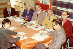 Den Lutherske Præsteskole i Hongkong, efterår 1977. Lærerkollegiet holder møde. Forrest til venstre ses elevrepræsentanten. Bagerst i billedet skolens mangeårige lærer, Wu Ming Chieh (også forfatter til flere bøger). Præsident, dr. theol. Andrew Hsiao sidder forrest til højre