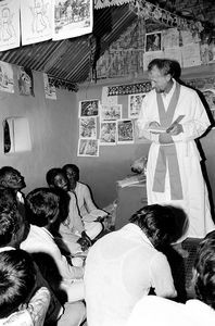 Fra en Kirkeindvielse i Bangladesh - foretaget af pastor Iver Viftrup. (Missionær i Bangladesh, 1972-84. Præsteordineret 1983. På besøg til jubilæet i DBLM, 1987. Foto: 1983-84 eller 1987)
