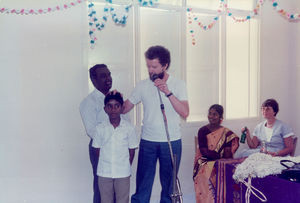 Chennai, Tamil Nadu. Indvielsen af Park Town Mission High School's nye bygning, 3. marts 1987. Projektleder Lennart Skov Hansen, FKN, holder tale. Skoleleder Mary Jothi Bai og missionær Ellen Blæsbjerg sidder til højre