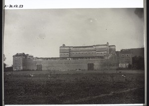 Grosses Pfandhaus mit Mauer i. Yeung Kong Kreis