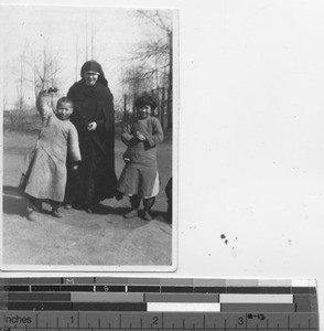 A Maryknoll Sister with Chinese children at Fushun, China, 1934