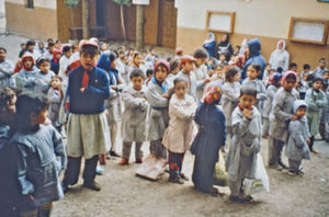 Diakoni i Cario 1992. Den ortodokse kirkes skole i en af Cairos skraldebyer. Kirken har sørget for at tilpasse skolens rytme til skraldebyens. Børnene skal ofte hjælpe deres forældre, så kirkens skole er bygget op på et system, hvor børnene kan komme, når de har mulighed for det. I regeringsskolerne kræves regelmæssig skolegang