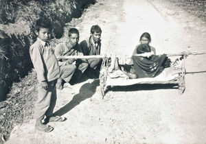 UMN Nepal. Tansen Mission Hospital, 1986. En barneseng, nogen klude, en kæp, og så kan båren løftes, og drengen bæres til hospitalet