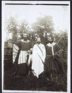 Miss. Ernst, Hohner, Lösch in Bali-Tracht