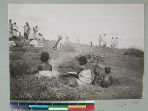 Market traders in Fihasinana, Madagascar, 1906