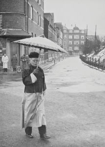 DMS Missionsudstillingen "Med Bud til Orienten"i Vejle, 3.-6. marts 1949. En 'hjemlig' Kineser på Vejles gader: Pastor Chr. Christensen, tidl. Kina. (Anvendt i: Dansk Missionsblad nr 7/1949)