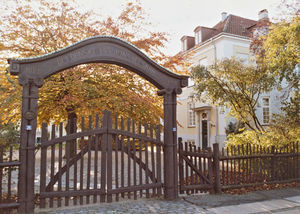 Hellerup, Det Danske Missionsselskab 1999. Indgang fra Norgesmindevej. På porten står: Det danske Missionsselskab 1821 - 1908