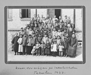 Koner, der arbejder på Industriskolen, Takushan 1927