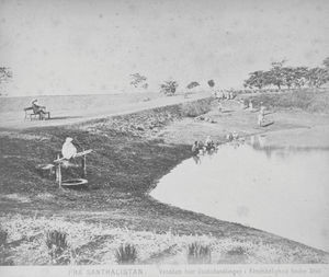 Fra Santalistan/Santal Parganas, Nordindien. Vanddam, hvor dåbshandling i almindelighed finder sted. En af vanddammene i Benagaria - gravet i 1874. Hans Peter Børresen sidder på bænken, øverst. (Foto 1887)