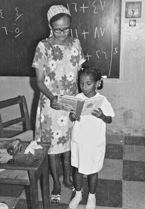 Pigeskolen i Aden 1973. Meriam, der er lærerinde i første klasse på på pigeskolen, har én af pigerne oppe ved tavlen til højtlæsning