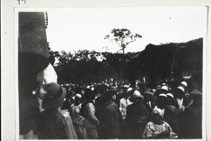 Menschenansammlung bei Eröffnung des neuen Seminars in Akropong