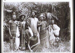 King Ndsoya with several of his sisters, in Fumban