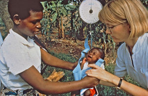 Tanzania, 1997. I Tanzania driver den tanzanianske lutherske kirke bl.a. mor/barn-klinikker. Her er det muligt at få vaccineret spædbørn gratis, og mødrene får råd og vejledning i barnepleje og familieplanlægning