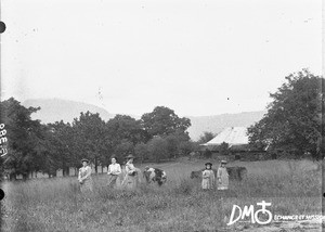 European women and little girls, Valdezia, South Africa, ca. 1896-1911